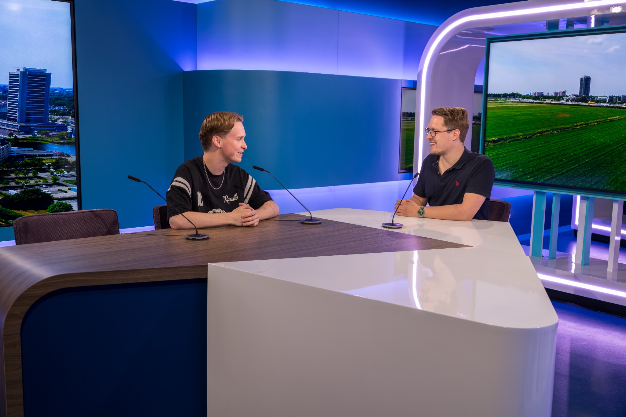 Presentatoren in de televisiestudio van Dtv in Oss