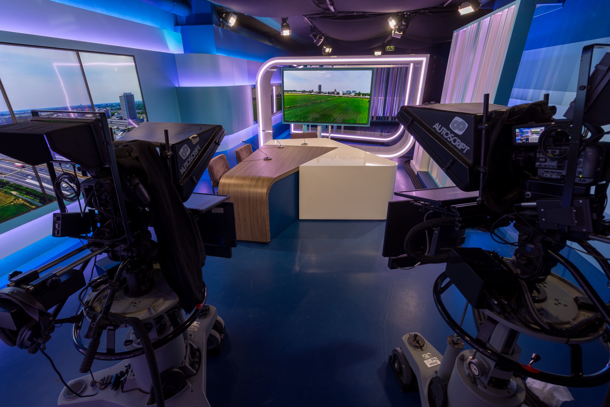 De Dtv-studio in Oss met presentatietafel, camera’s en autocue
